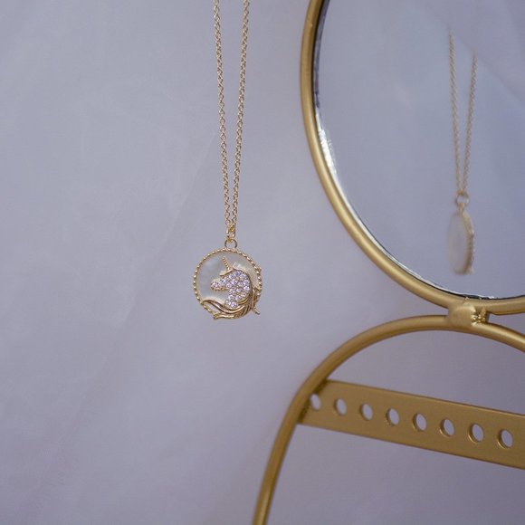 NEW 14K Gold Plated Shell Diamond Unicorn Horse Round Pendant Necklace - Picture 4 of 8